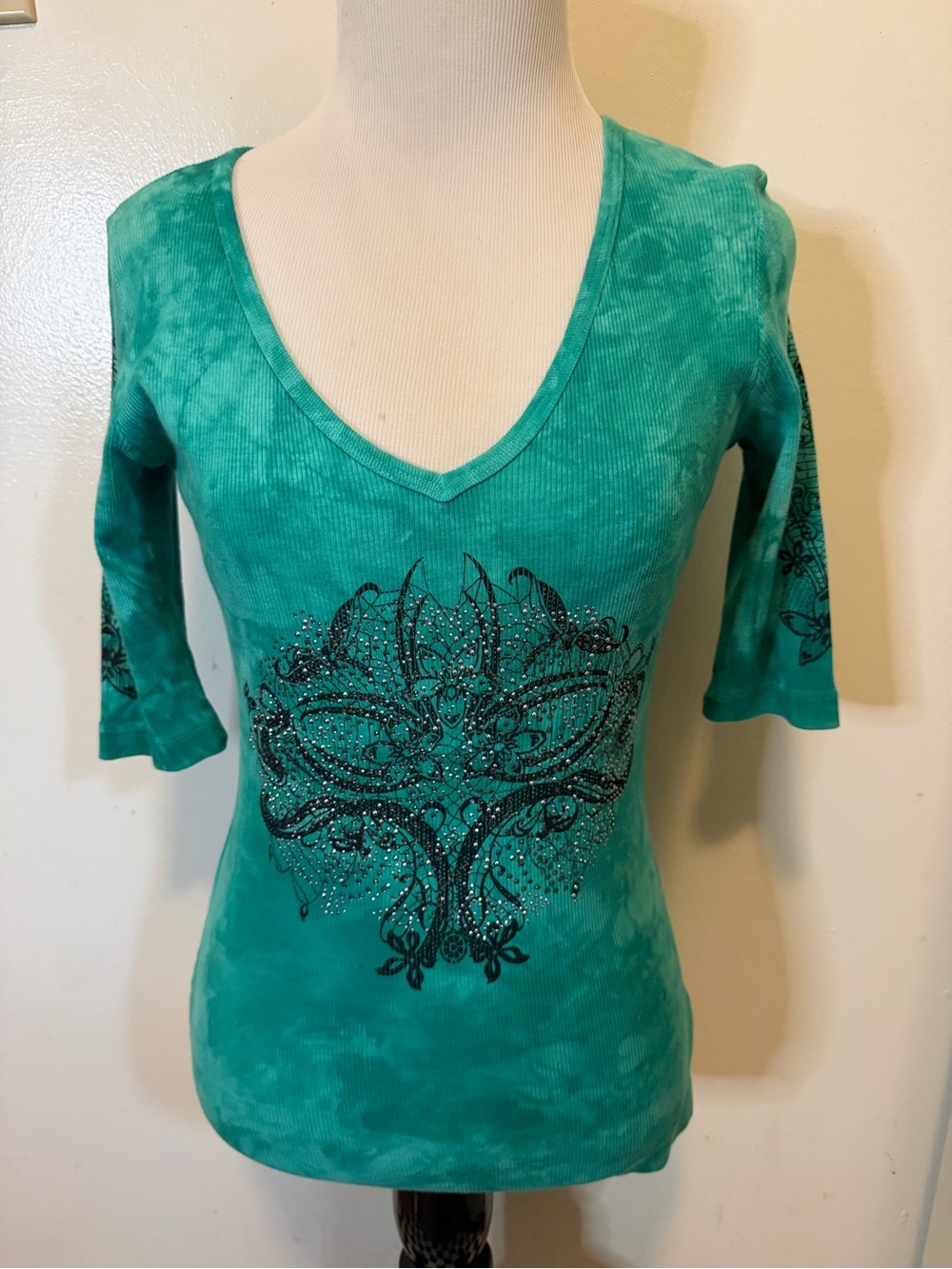 Vintage Sledge USA Green Tie Dye Y2K V Neck Embellished Graphic Print Tee Sz M